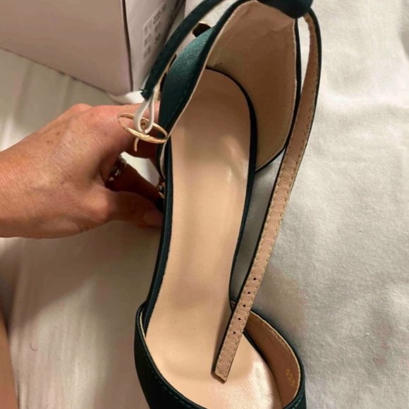 Green Satin High Heel Shoes Embellished Flowers Metal Gold Detail - Picture 14 of 16